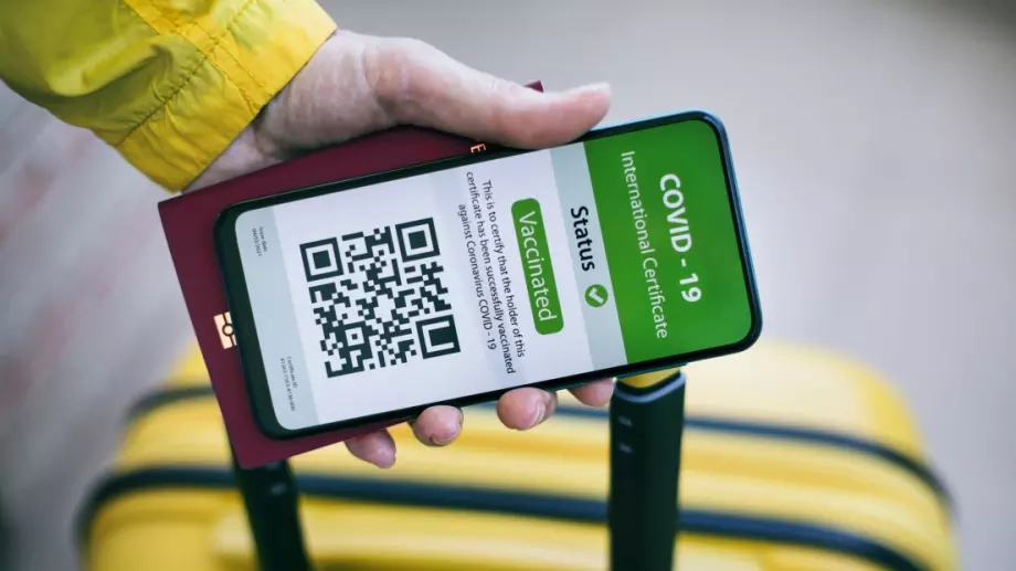 Третата доза ваксина ще е задължителна за пътуване в ЕС