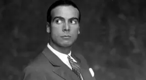 Кристобал Баленсиага: Невръстният шивач, който създаде империя