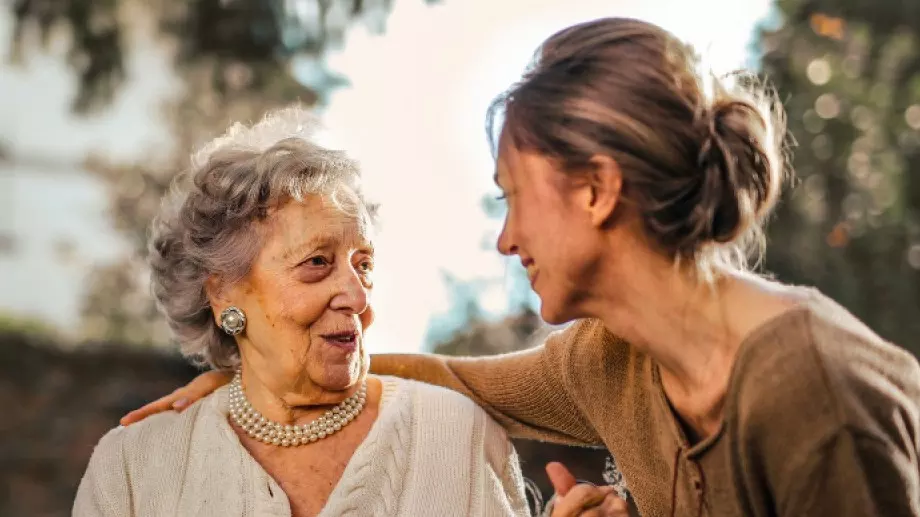 Женски виц за 7 август 2023: Една мадама отишла на кино с майка си