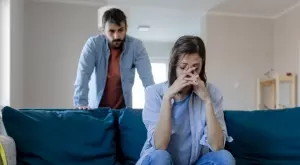 7 знака, че "грижовният" ви мъж всъщност ви контролира