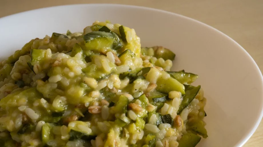 Лятно и лесно: Яхния от тиквички с ориз