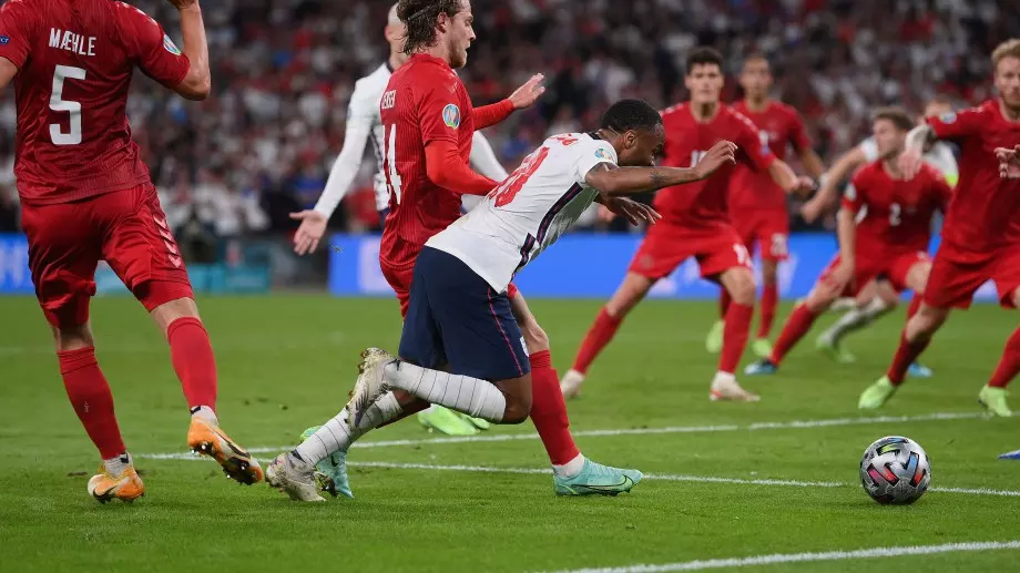 Нарушение или симулация? Стърлинг спечели дузпа, с която Англия докосва  финала (ВИДЕО) - Евро 2020
