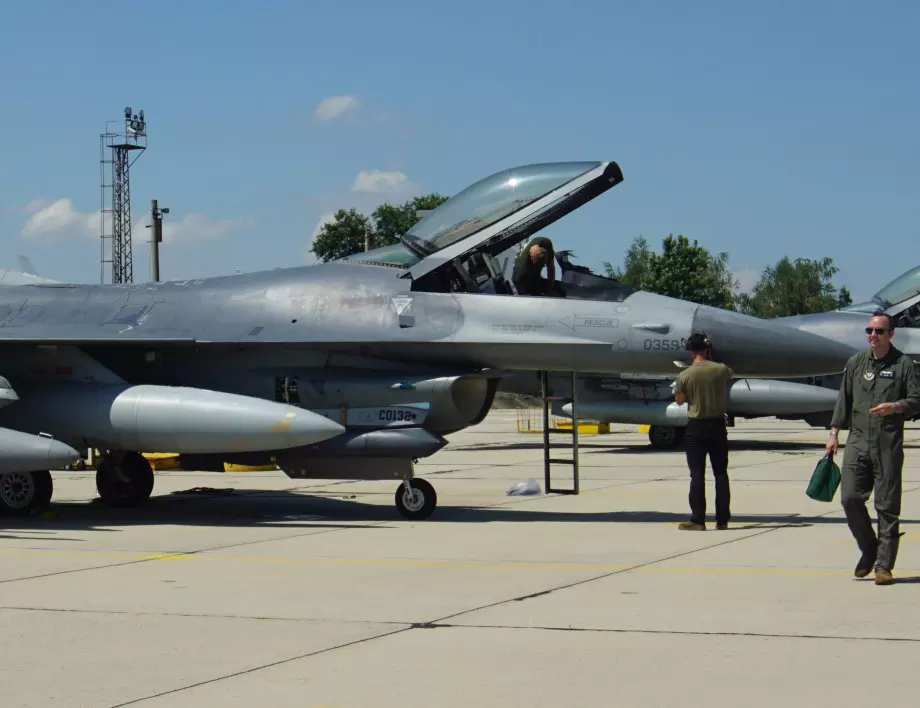 Командирът на авиобаза "Граф Игнатиево": Небето ни е сигурно, 14 пилоти ще управляват F-16