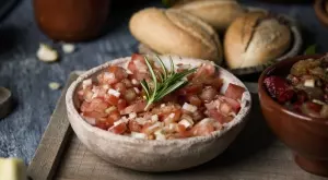 Лятна салата с домати и кисело мляко