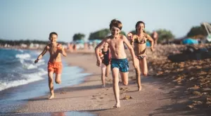 Спират безплатното море за ученици заради нарастването на COVID-случаите 