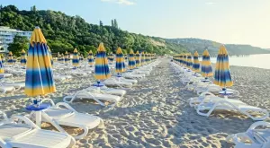 Мъка по морето: Повече работници, отколкото туристи