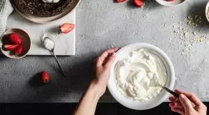 Ще ви стане любима: Бисквитена торта с кисело мляко и плодове