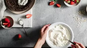 Лека и ароматна ванилова торта със заквасена сметана