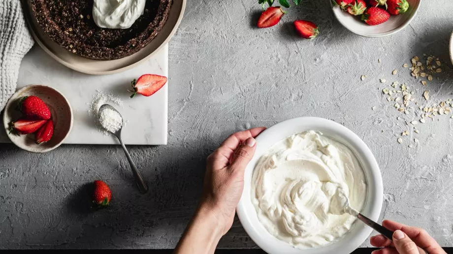 Лека и ароматна ванилова торта със заквасена сметана