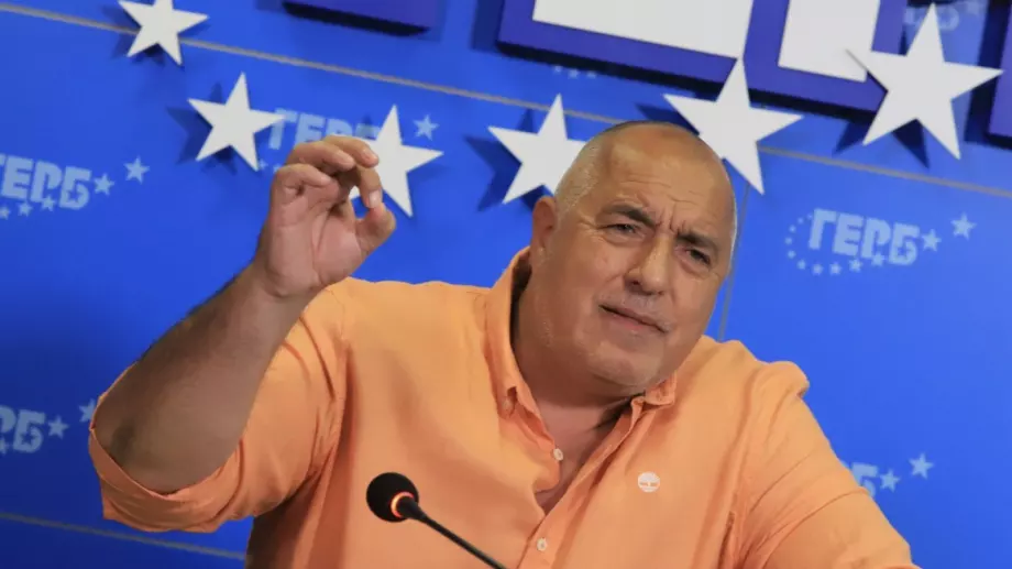 Бойко купи Фейсбук, влезе в централата с клекало за тоалетна