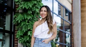 5 начина да носите топ с едно рамо това лято