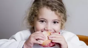Педиатър: НЕ хранете детето си с тези неща