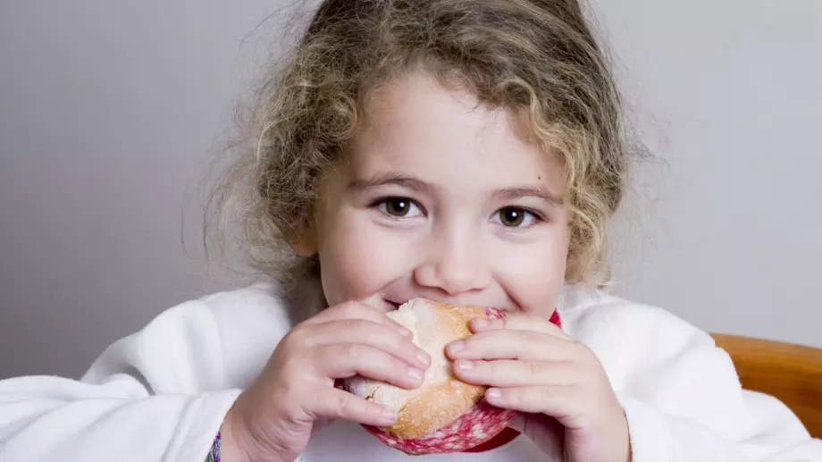 Педиатър: НЕ хранете детето си с тези неща