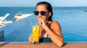Как да се разхладим в жегите: С гореща напитка или леден коктейл? 