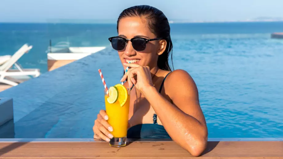 Как да се разхладим в жегите: С гореща напитка или леден коктейл? 