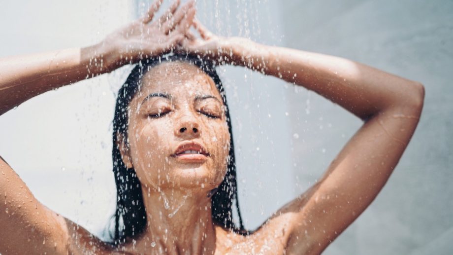 Премахването на грима докато си взимате душ е много удобно