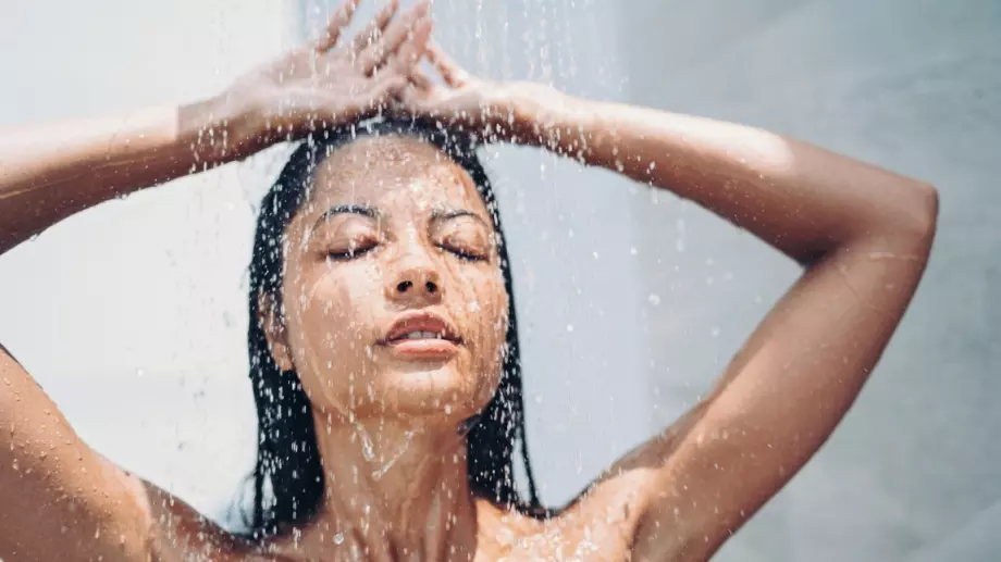 Никога нe мийте лицето си под душа