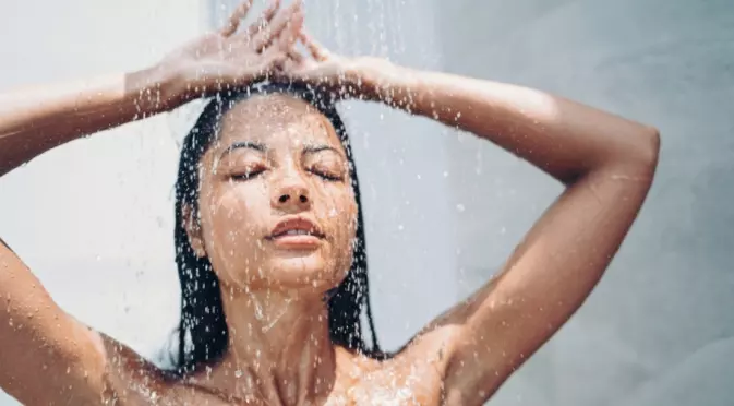 Учените разкриха защо вечерният душ е по-полезен от сутрешния