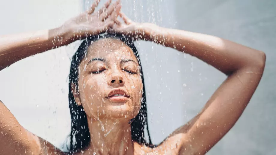 Студени душове срещу горещи душове: Кой е по-добър?