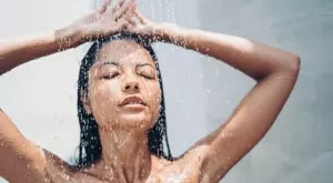 Ето защо НЕ трябва да миете лицето си под душа