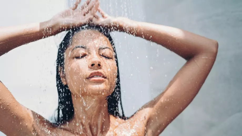 Ето защо НЕ трябва да миете лицето си под душа