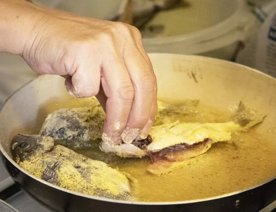 Опитните готвачи пържат рибата ТАКА и тя никога не пръска 
