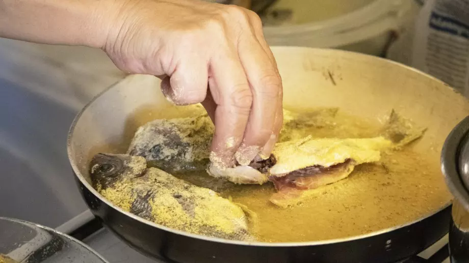 Накиснете рибата в това преди пържене - така става по-вкусна