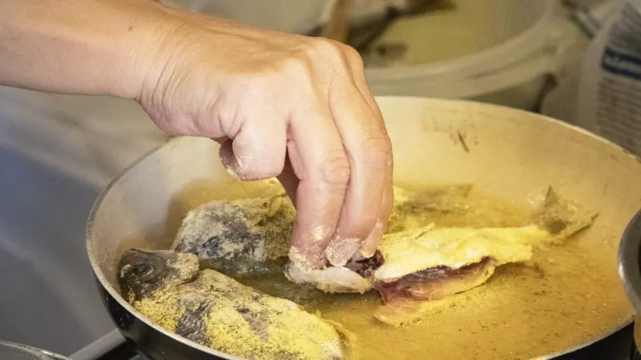 Защо хитрите домакини винаги слагат този зеленчук в тигана, когато пържат риба