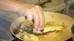 Хитрите домакини винаги накисват рибата в това, преди да я изпържат и тя става невероятно вкусна