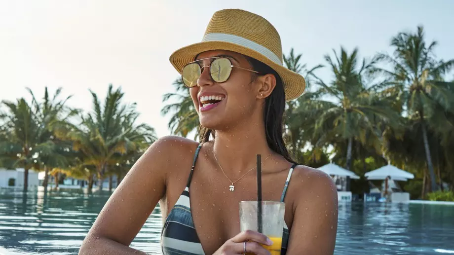 В Каталуния падат всички забрани за топлес жени в басейните