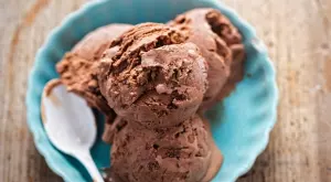 За летните жеги: Домашен шоколадов сладолед