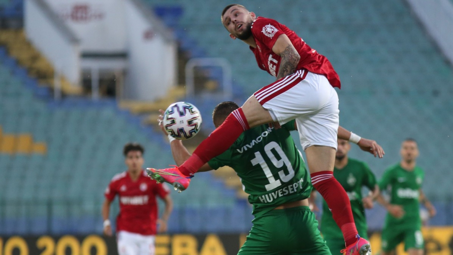 16-ият кръг в българската Първа лига завършва по възможно най-зрелищния