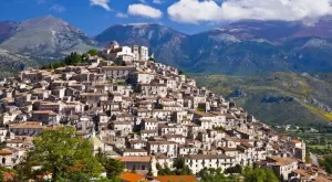 Живописни градчета в Италия дават 28 000 евро на млади хора, за да живеят в тях