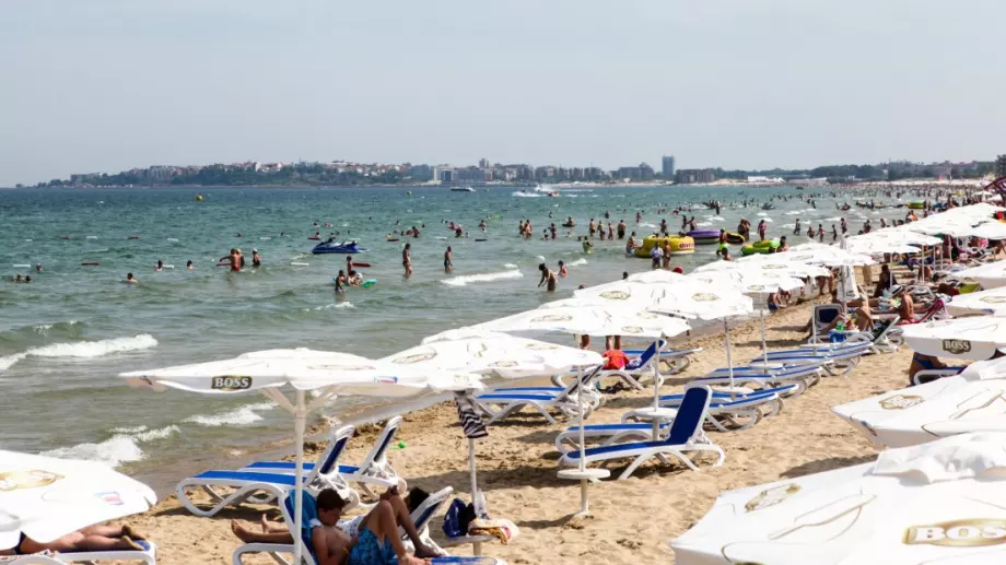 По морето са недоволни: Туристите са много, но бедни