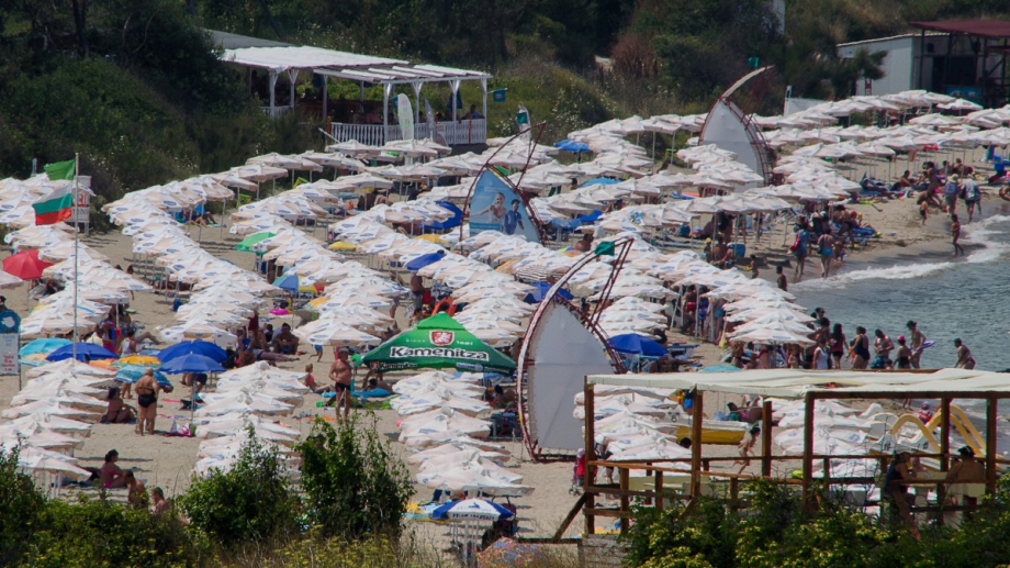 Плажовете по Южното Черноморие са препълнени, а летовници дори стигат