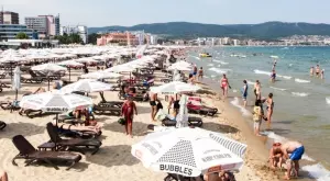 Нова схема: Туристи си предават касови бележки, за да спестят от шезлонг и чадър
