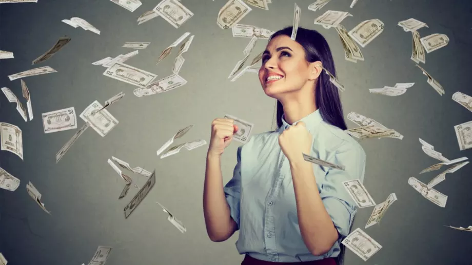 Коя е компанията, раздала бонуси на служителите си в размер на 50 месечни заплати?