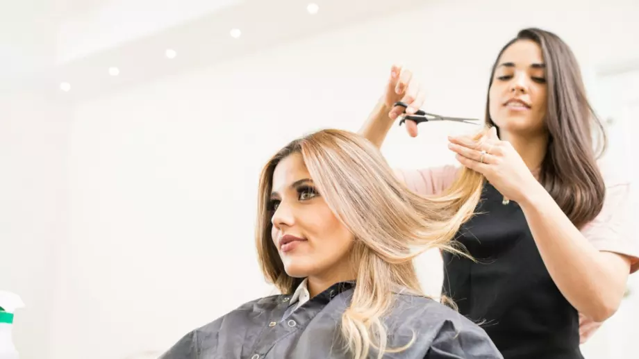 Вечерен виц: Жена отива на фризьор