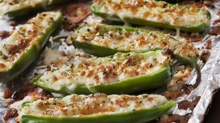 Лодки от чушки с яйца и сирене