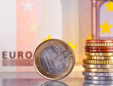 Еврото поевтиня до 20-годишно дъно, търгува се под щатския долар