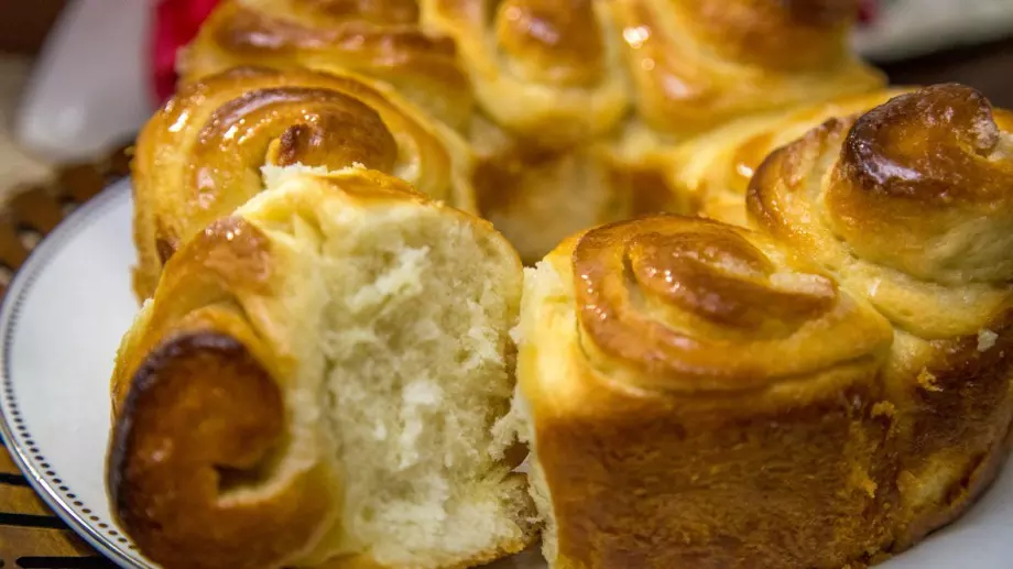 От тефтера на баба: Пухкава питка със сирене и кашкавал