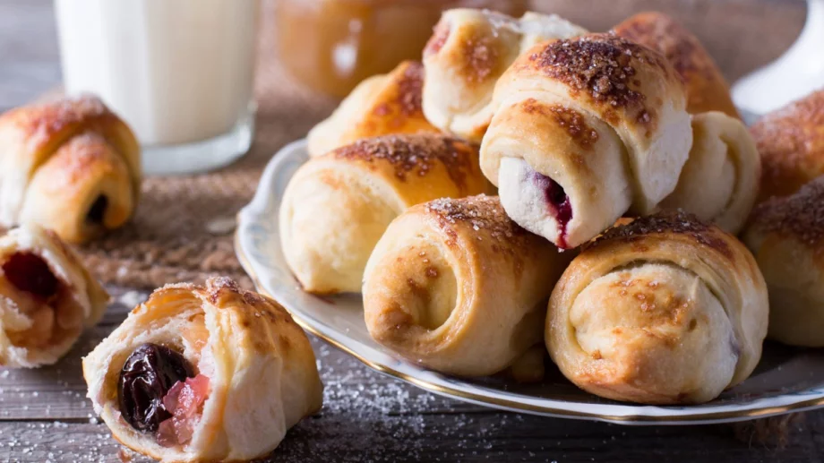 Домашни кифлички със сладко от вишни