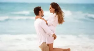 Виц на деня: Мъж сваля мацка на плажа