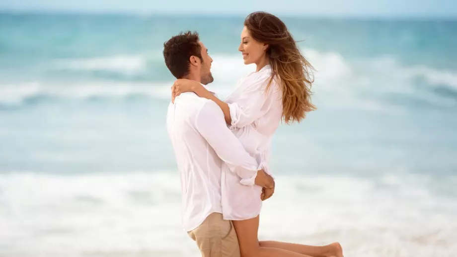 Виц на деня: Мъж сваля мацка на плажа