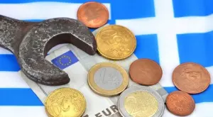 Гърция вдига минималната заплата, дава ваучери за гориво
