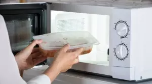 Никога не слагайте пластмасови съдове в микровълновата