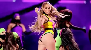 Бен Афлек се любува на дупето на Джей Ло (СНИМКИ)