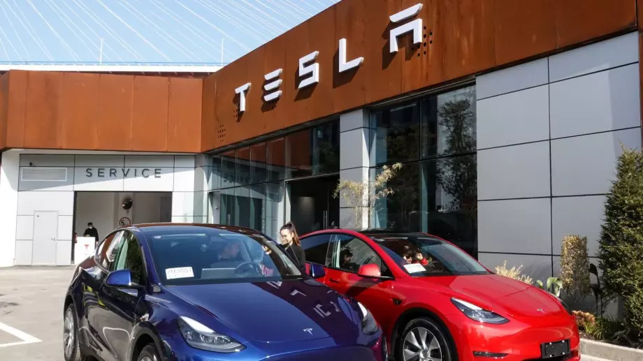 Премахнаха Tesla от борсовия индекс S&P 500 заради дискриминация