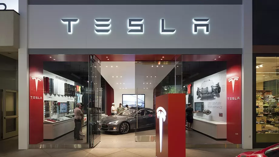 САЩ разследват системата за автопилот на Tesla