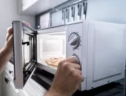 Правилно ли е микровълновата фурна да се слага върху хладилника?